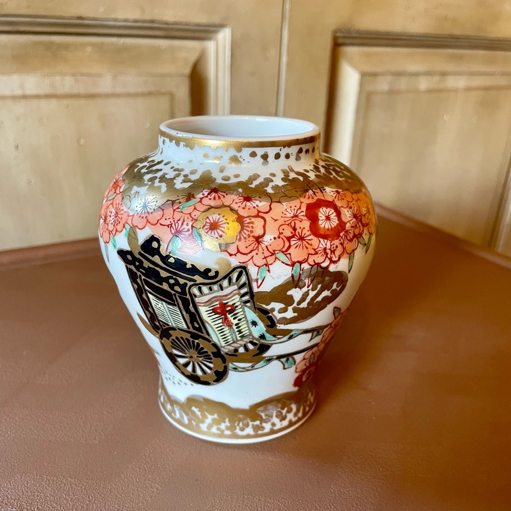 Gold Imari Japanese Hand painted Porcelain Jar vase small vintage.